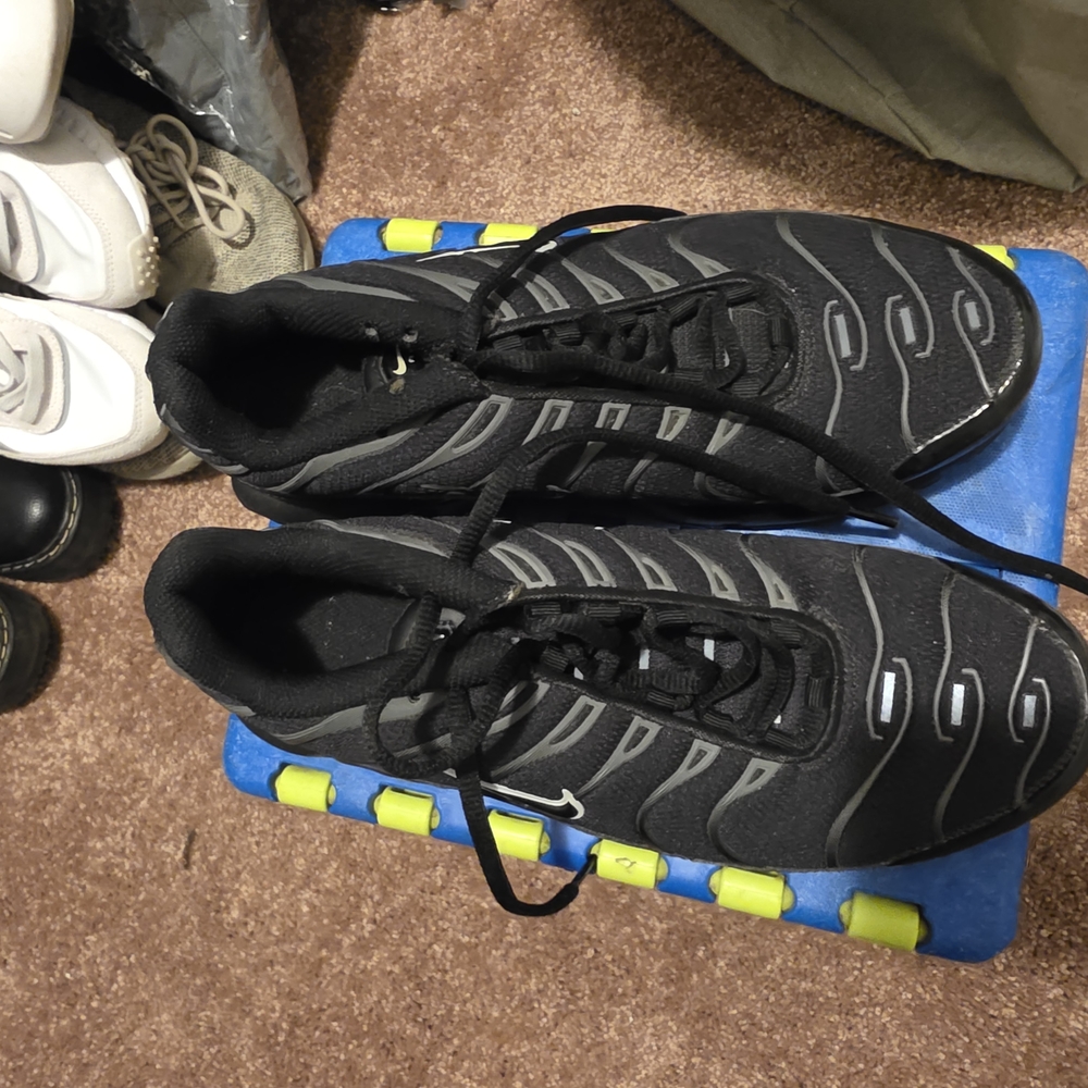 Nike Black Athletic Shoes with Air Cushioning